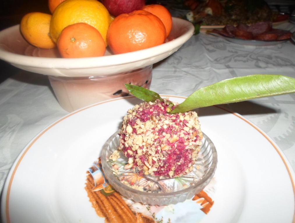 Свекольный салат с грецкими орехами и черносливом