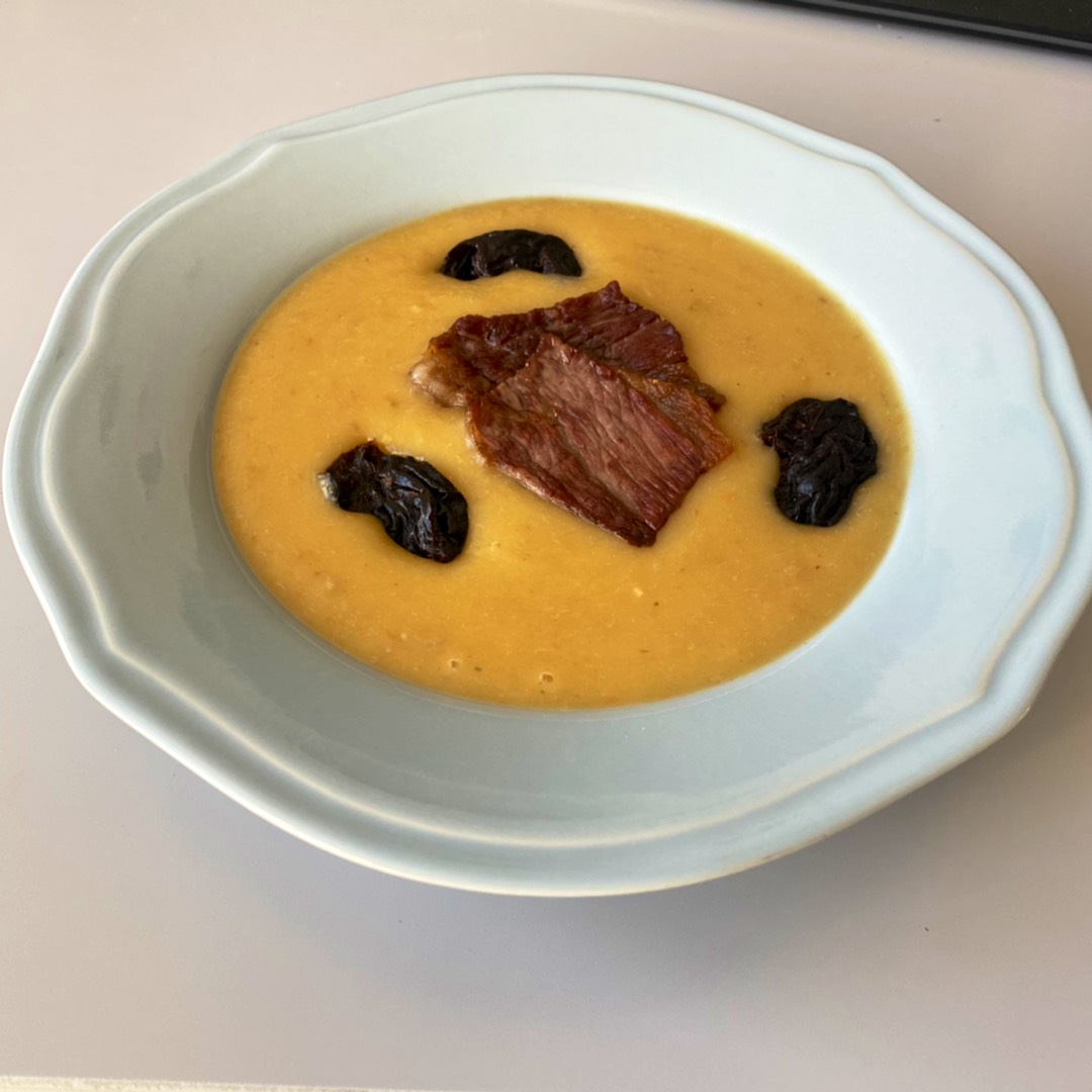 Мекленбургский картофельный суп с беконом и черносливом