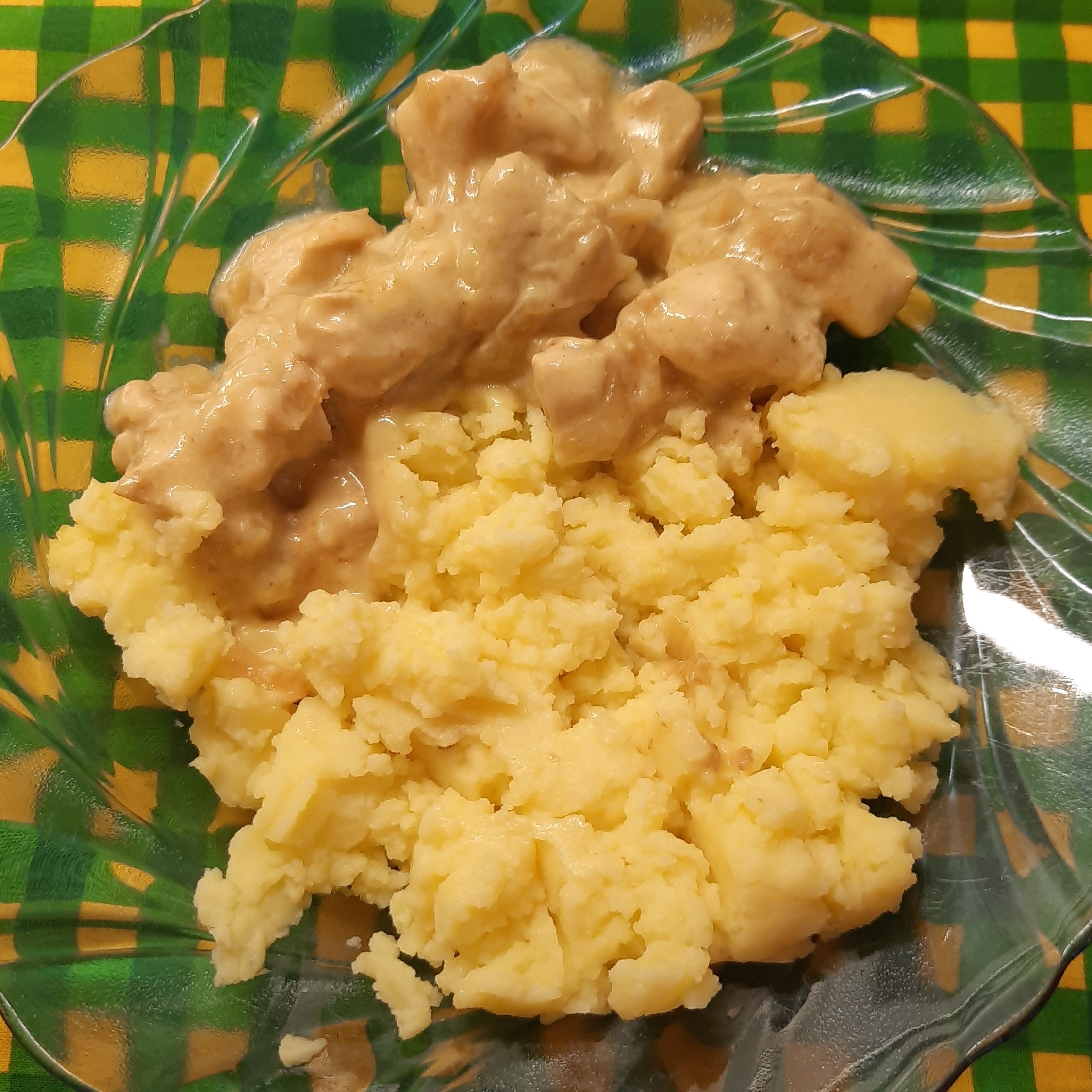 Куриное филе в сметанном соусе с картофельным пюре