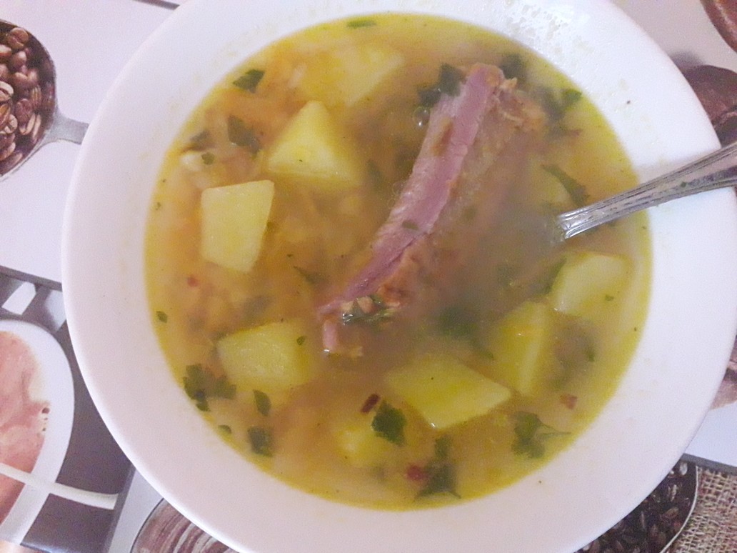 Гороховый суп с копчеными рёбрышками