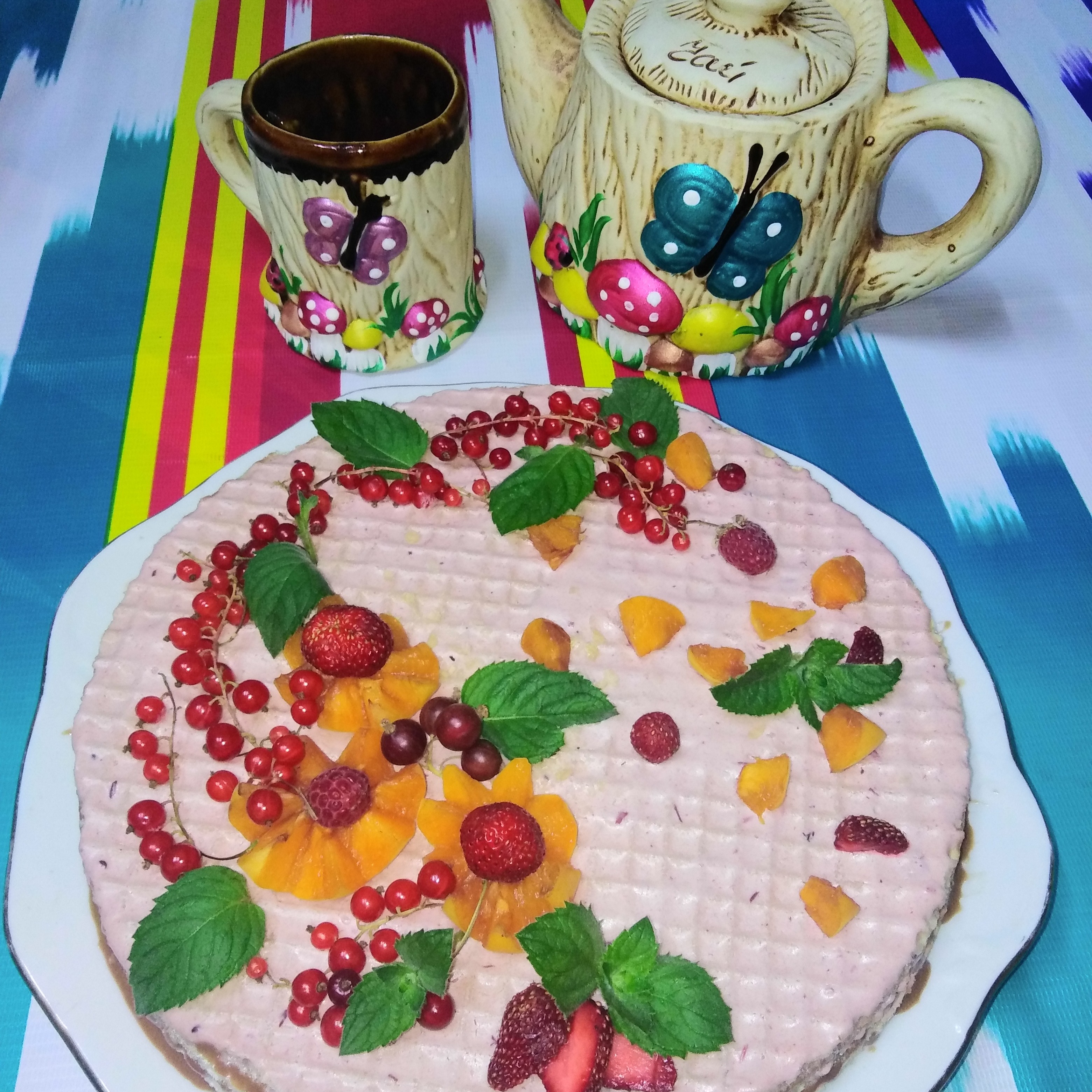 Торт вафельный с вареной сгущенкой, ягодами и фруктами