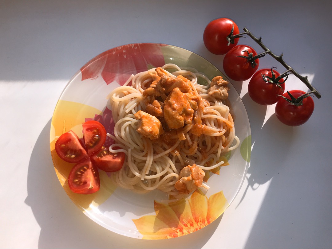 Спагетти с курицей в томатно-сметанном соусе с прованскими травами и сыром🧀🍃