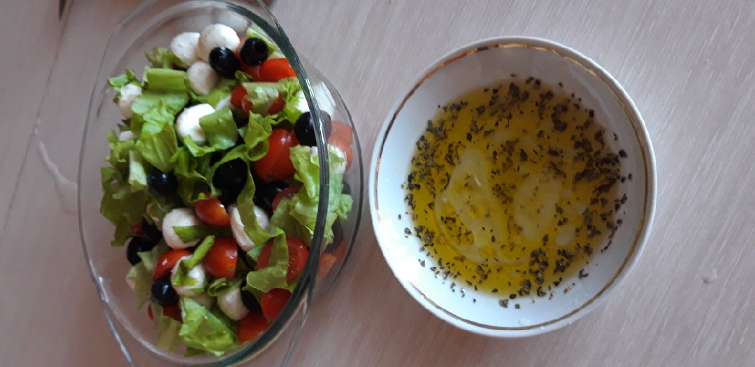 Салат с моцареллой, черри и маслинами