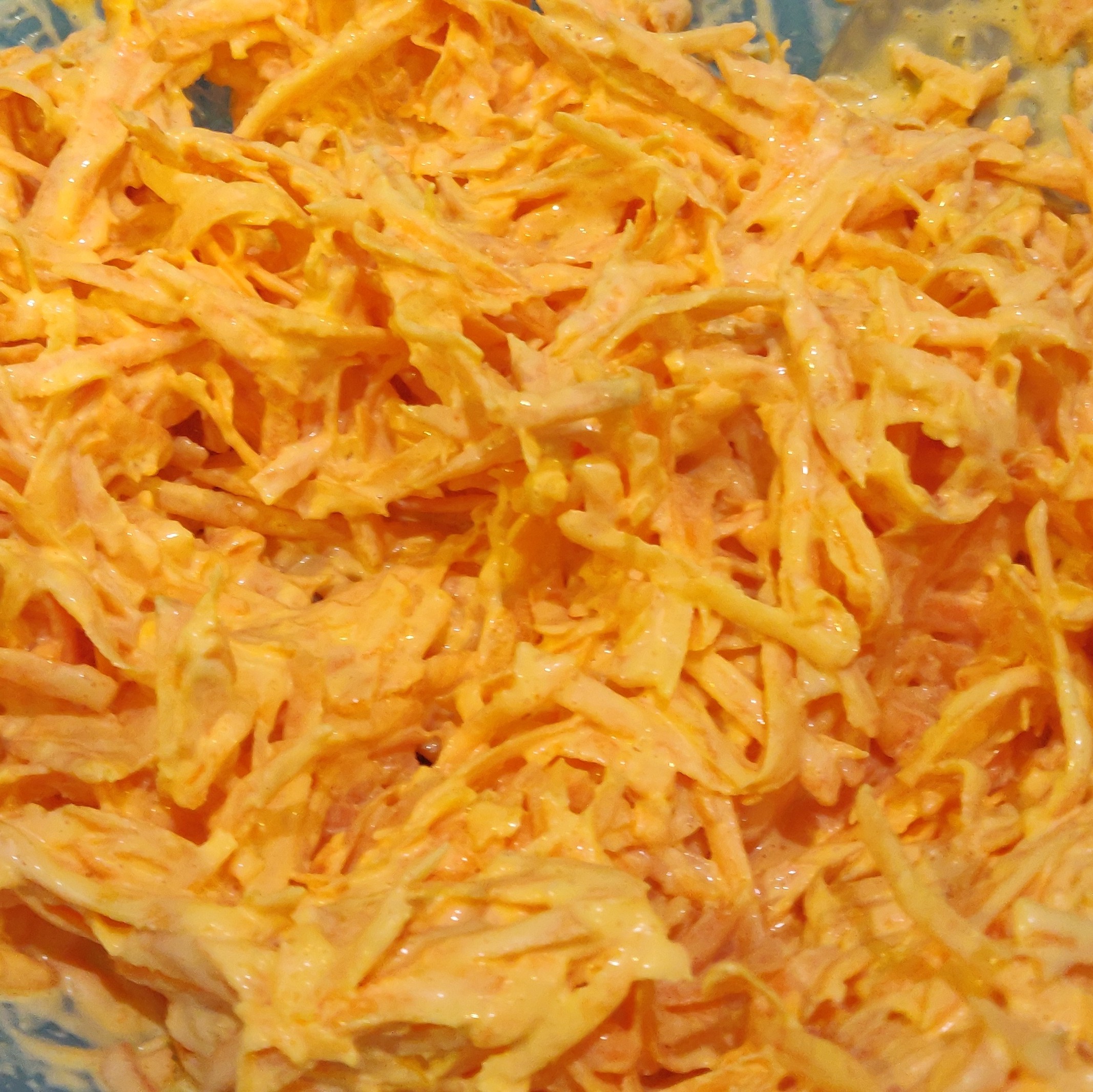 Салат из моркови с сыром и орехами