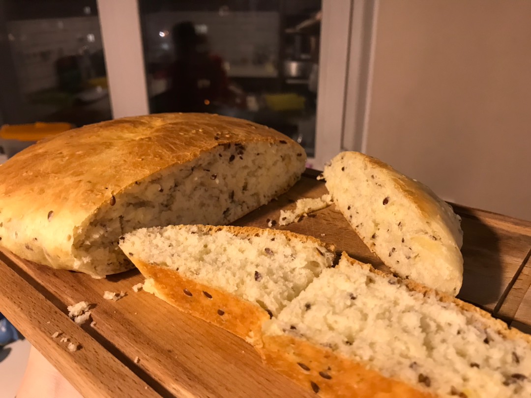 Обычный белый хлеб с кунжутом и льняными семечками в хлебопечке