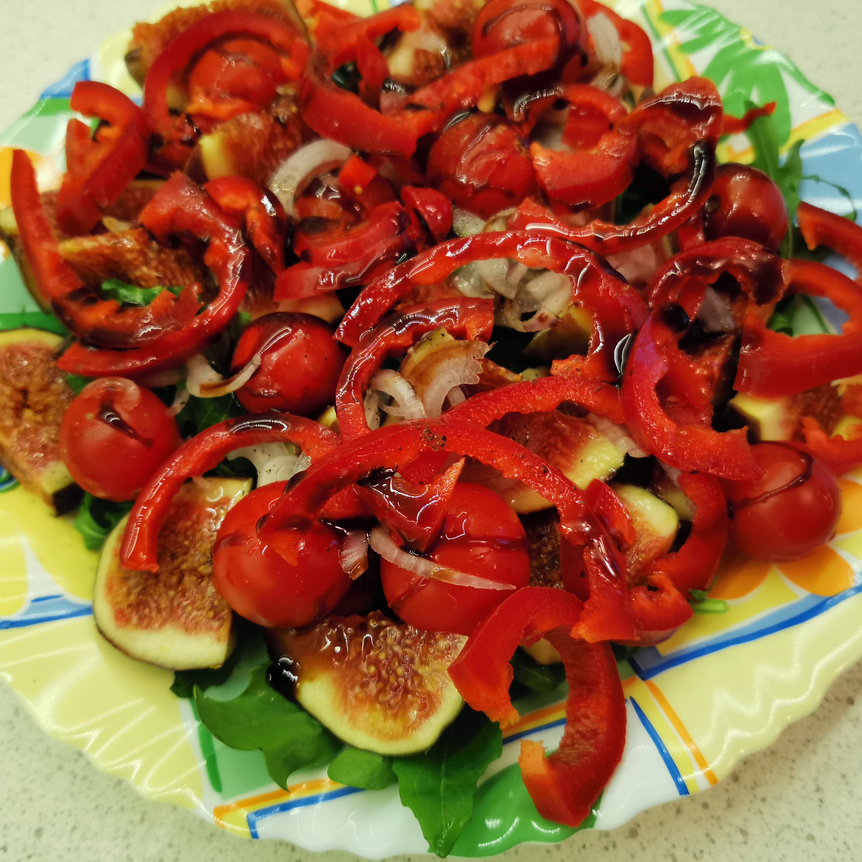 Салат из томатов с инжиром и рукколой