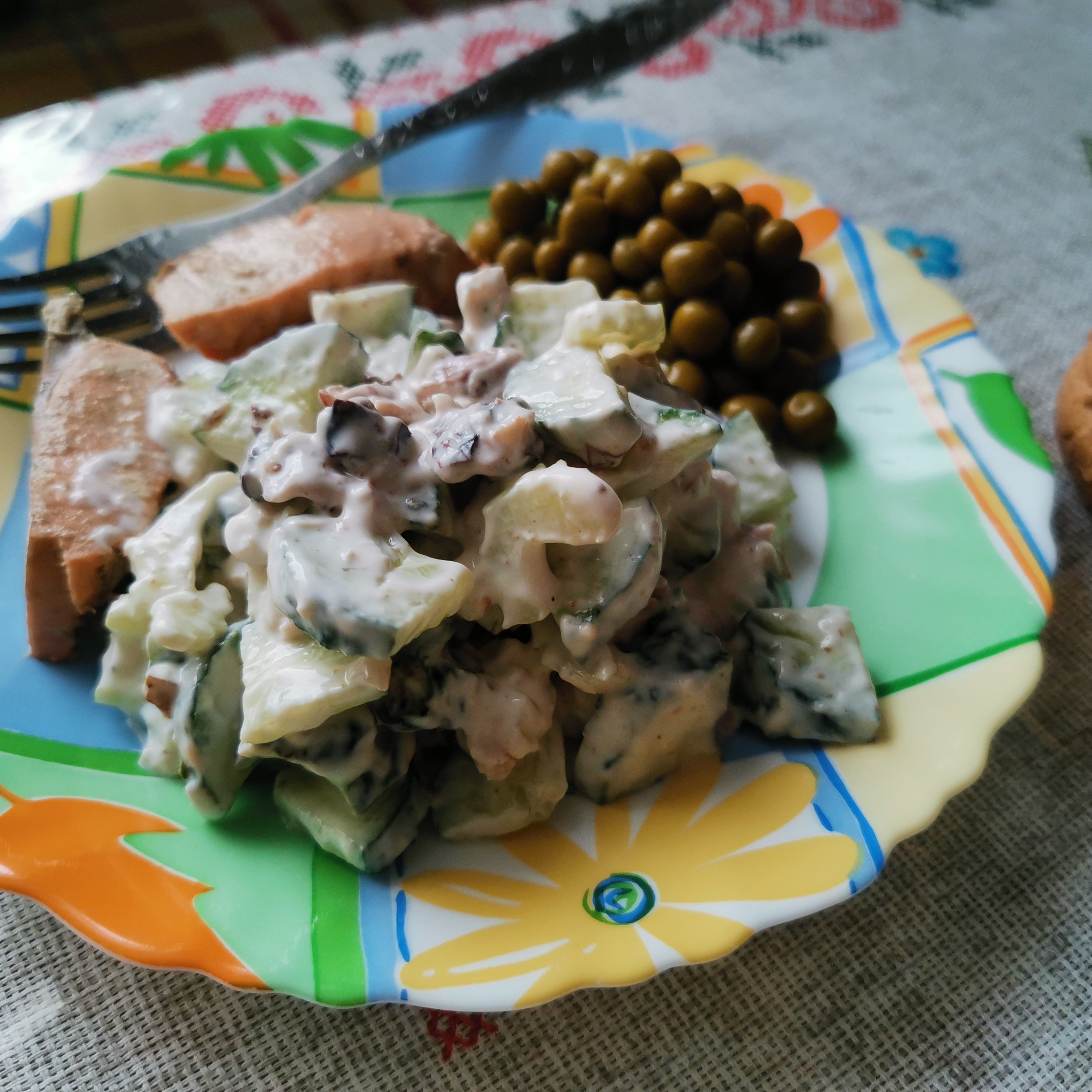 Зеленый салат с сельдереем и огурцом