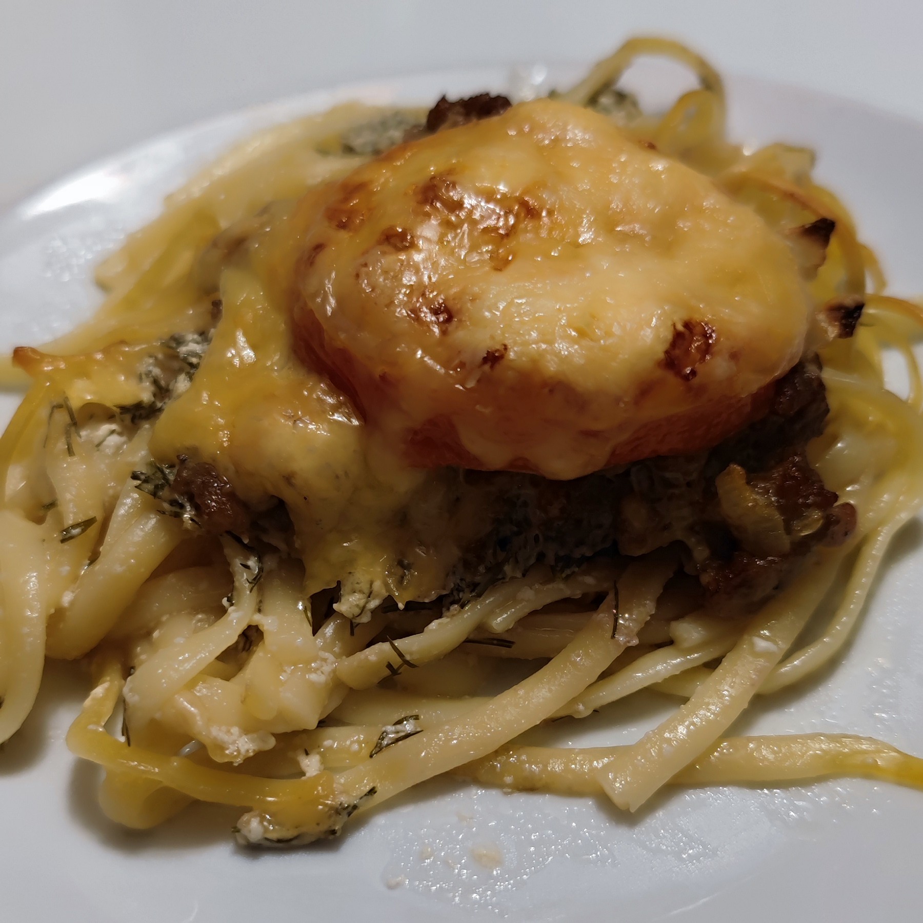 "Гнёзда" из спагетти с фаршем, помидорами и сыром (в духовке)