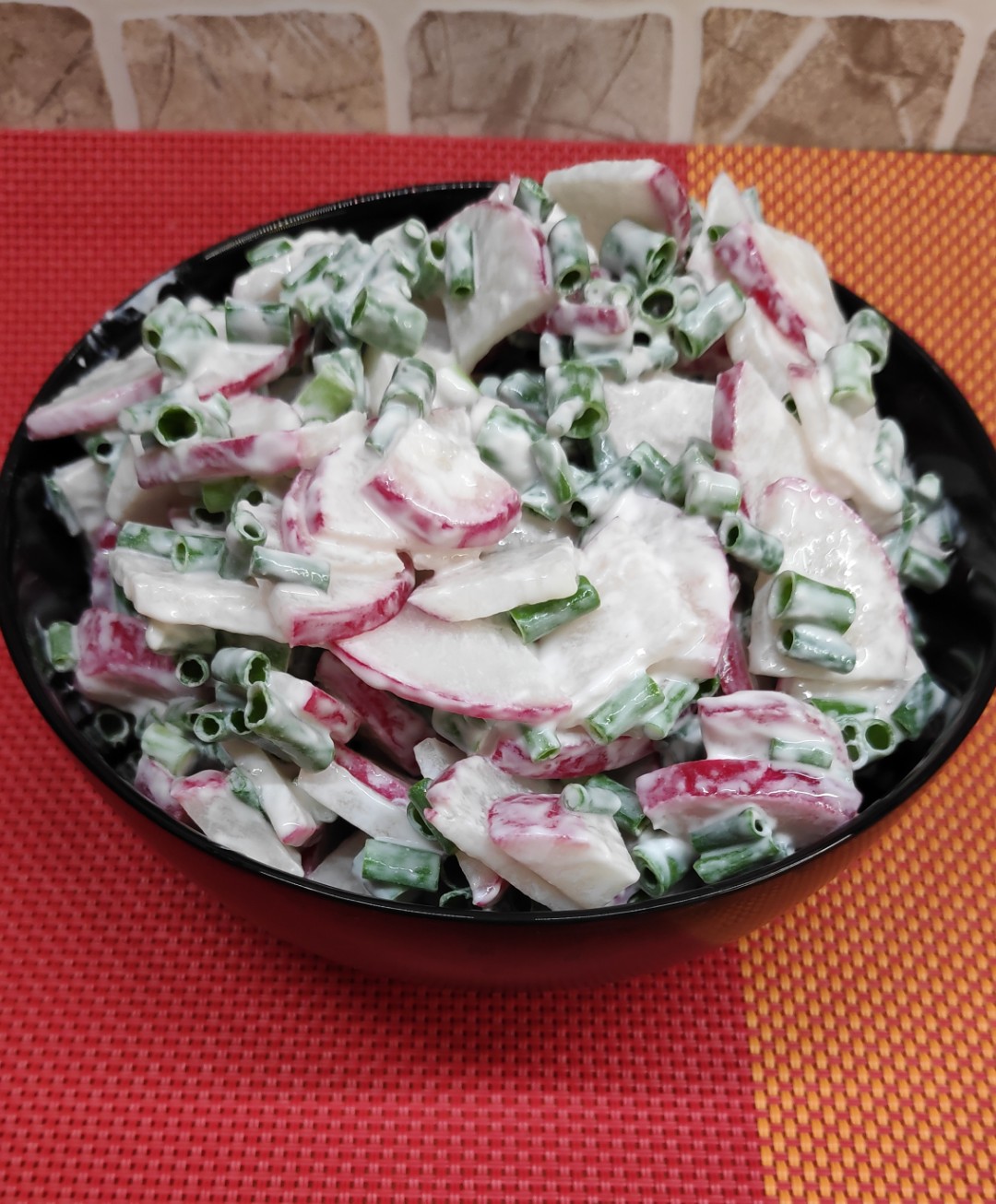 Салат из редиса с зелёным луком