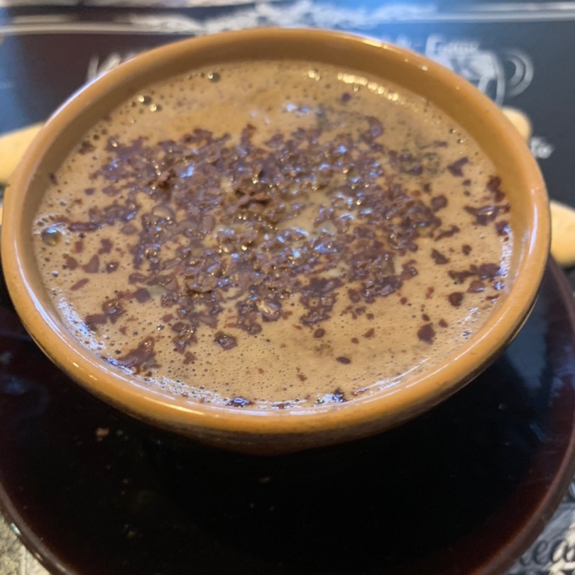 Натуральный кофе с молоком и горьким шоколадом