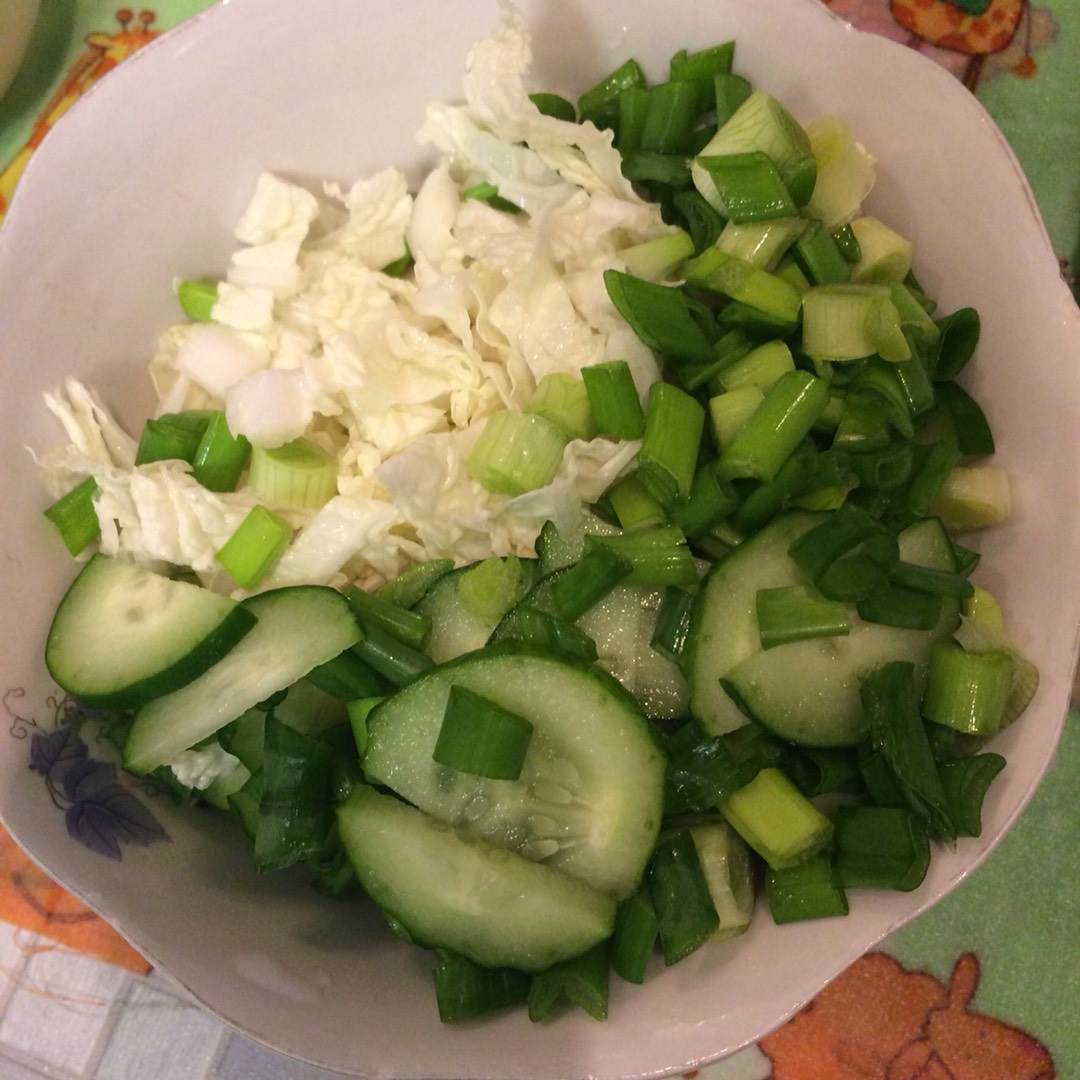 Свежий салат из капусты и огурца