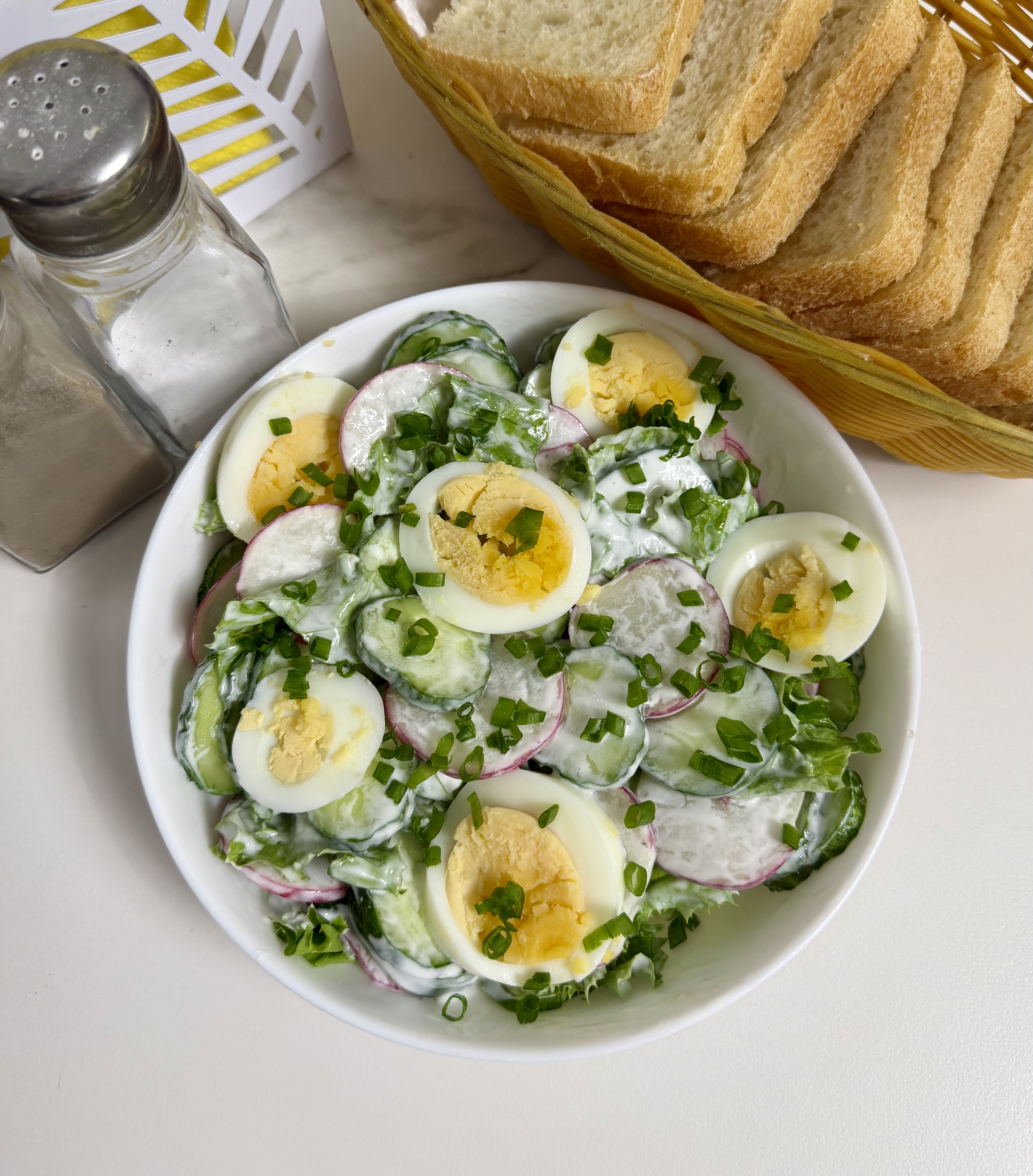 Салат с редисом, огурцами и яйцами