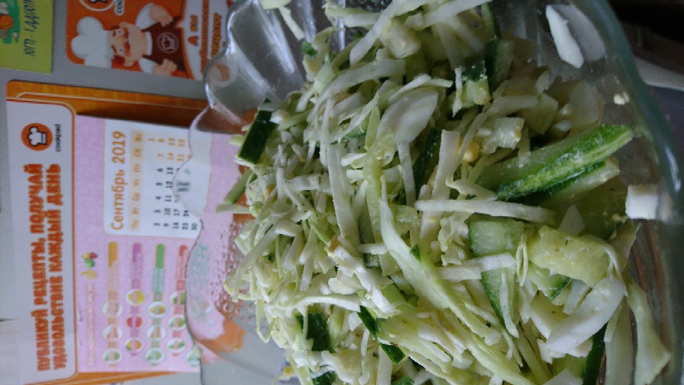 Зеленый салат из молодой капусты