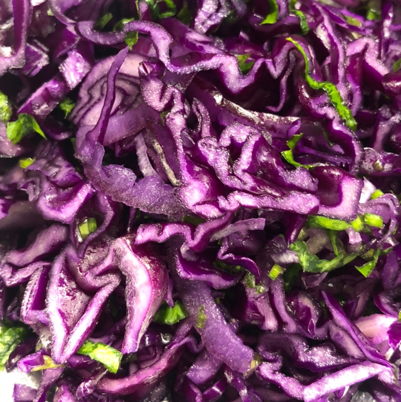 Лёгкий салат из красной капусты на праздничный стол