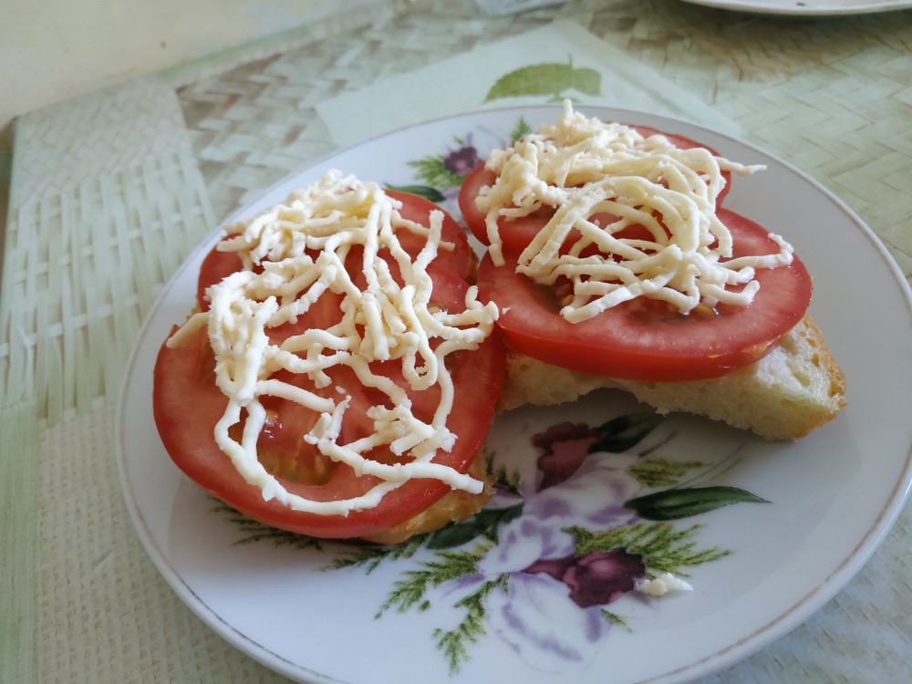 Вкусные бутерброды с помидором и сыром