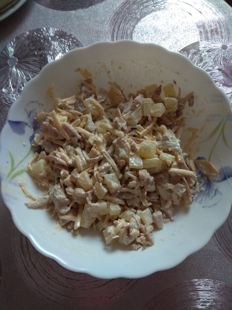 Салат с курицей, ананасами, грибами, сыром и чесноком
