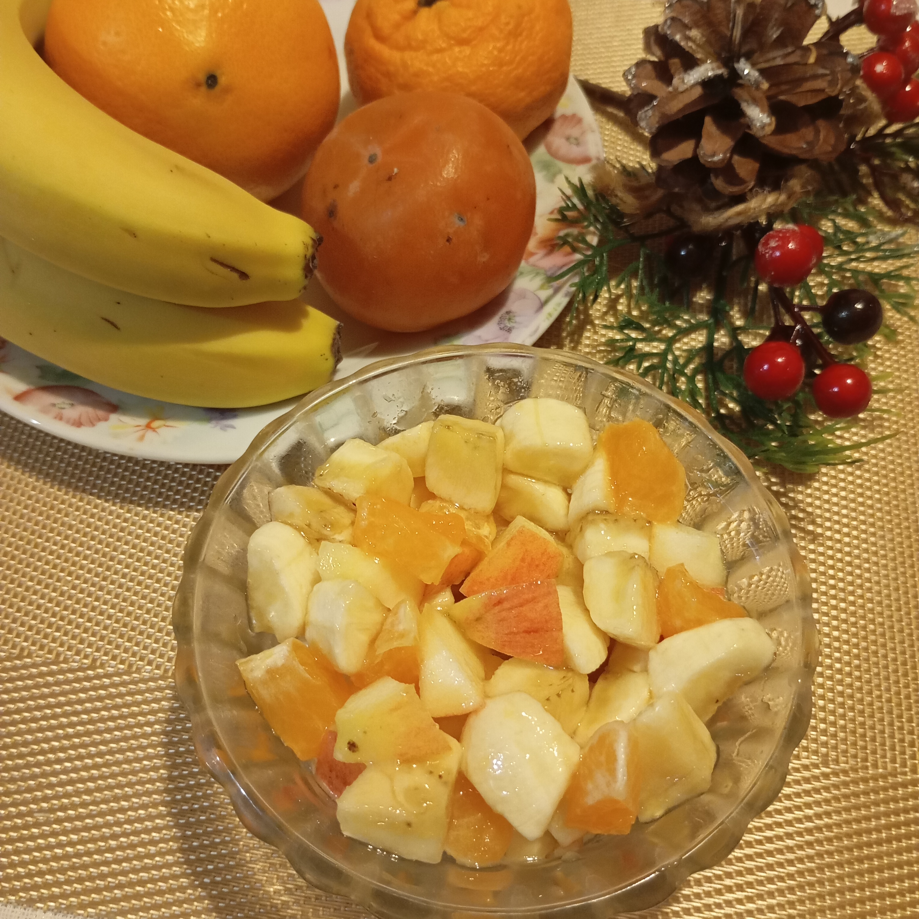 Фруктовый салат из яблок, киви и банана