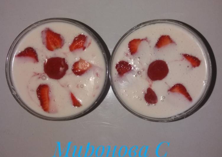 Йогурт с ягодами