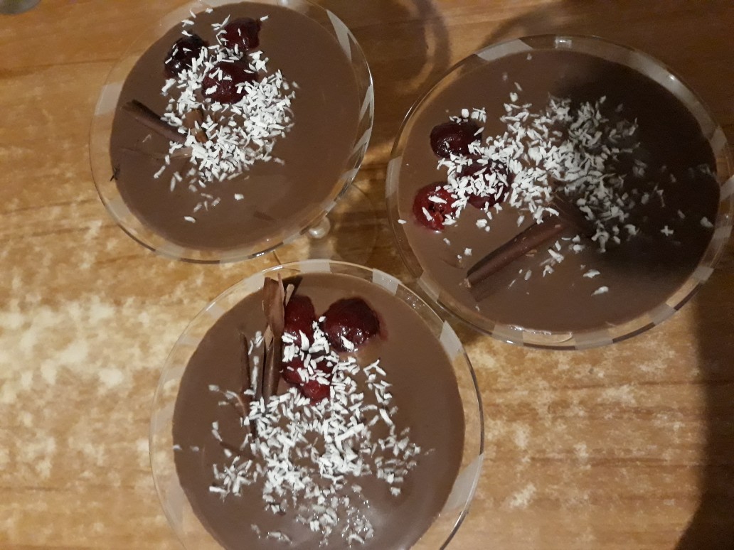 Шоколадный пудинг со сливочным сыром и клюквой