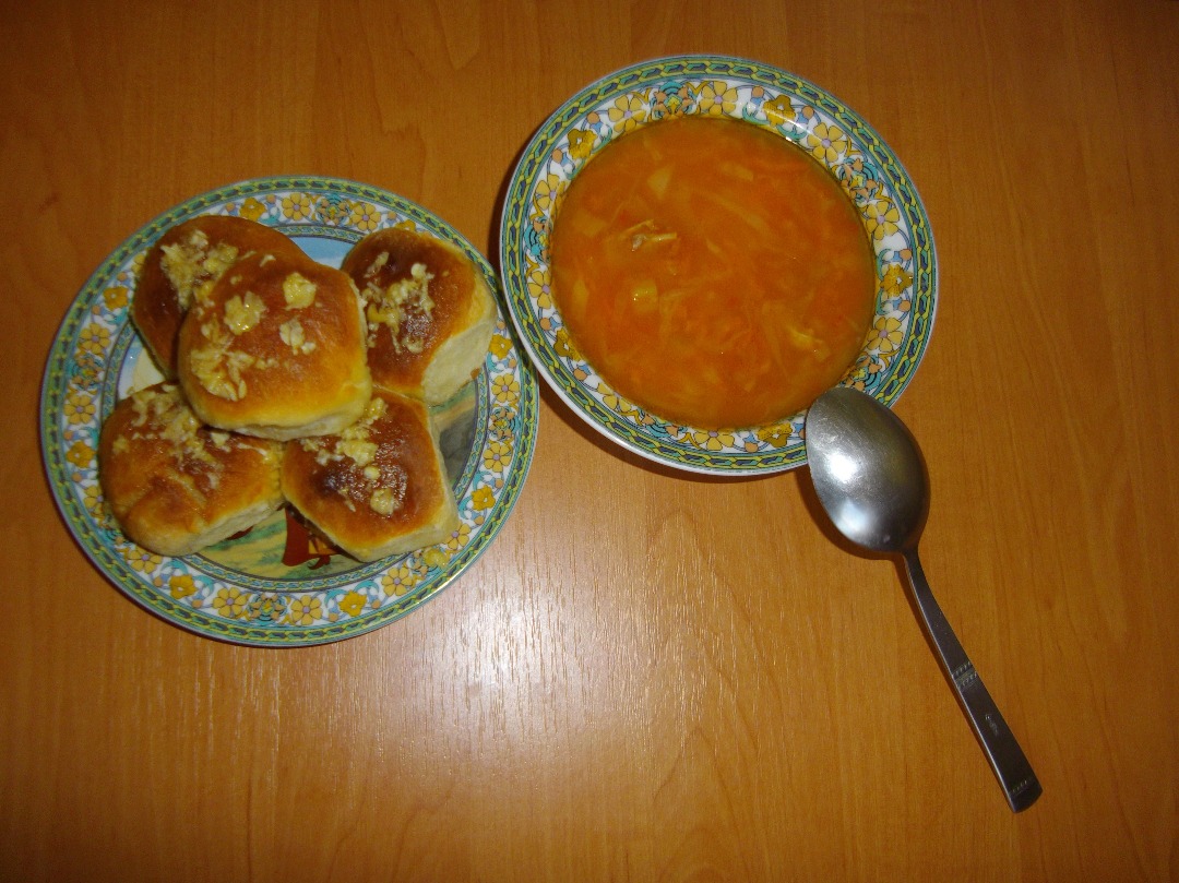 Украинский борщ и булочки с чесноком