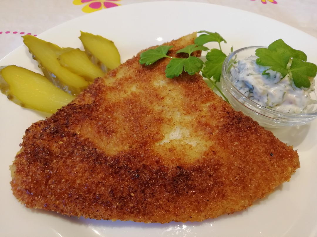 Камбала жареная в панировке с соусом тартар