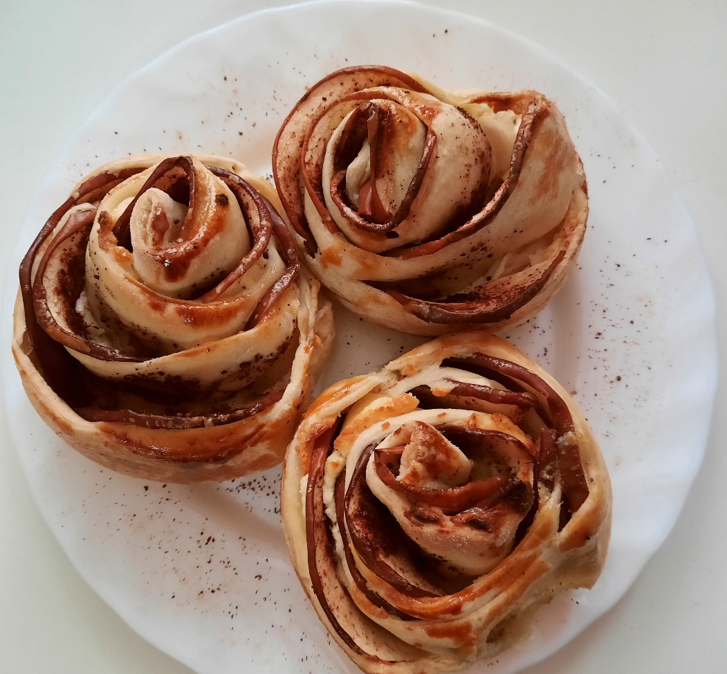 Слоеные булочки с творогом, яблоком и корицей и с изюмом