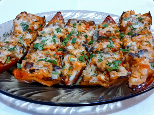 Длинный перец фаршированный рисом и баклажанами