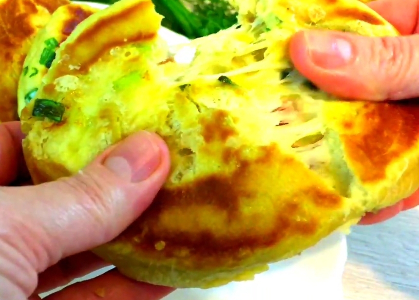 Лепешки улитки с сыром и луком