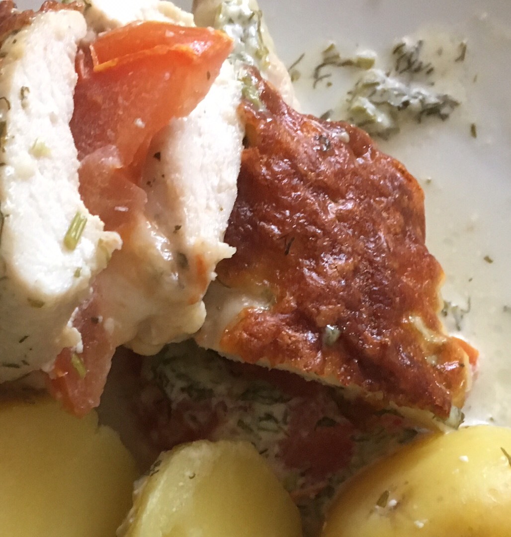 Фаршированное куриное филе сыром моцареллой и помидором