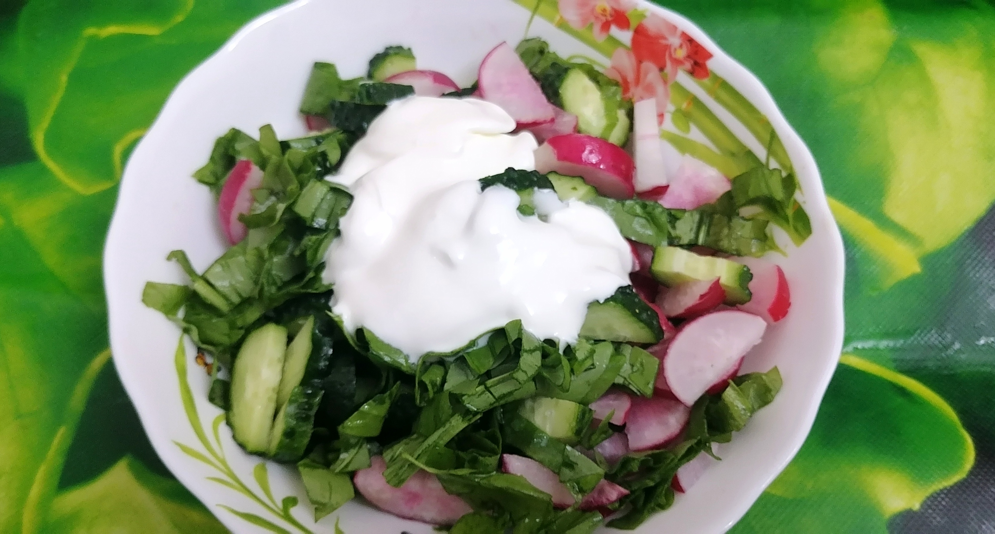 Салат из редиса, огурца и щавеля