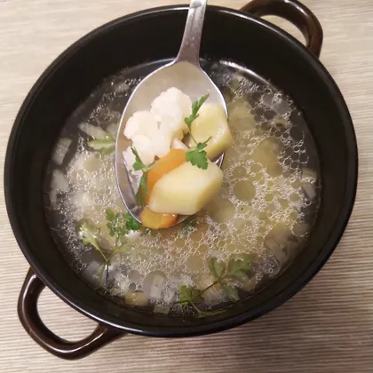 Суп с картофелем и цветной капустой на курином бульоне