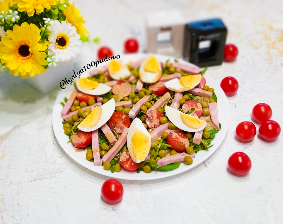 Салат сытный с помидорами, горошком и ветчиной