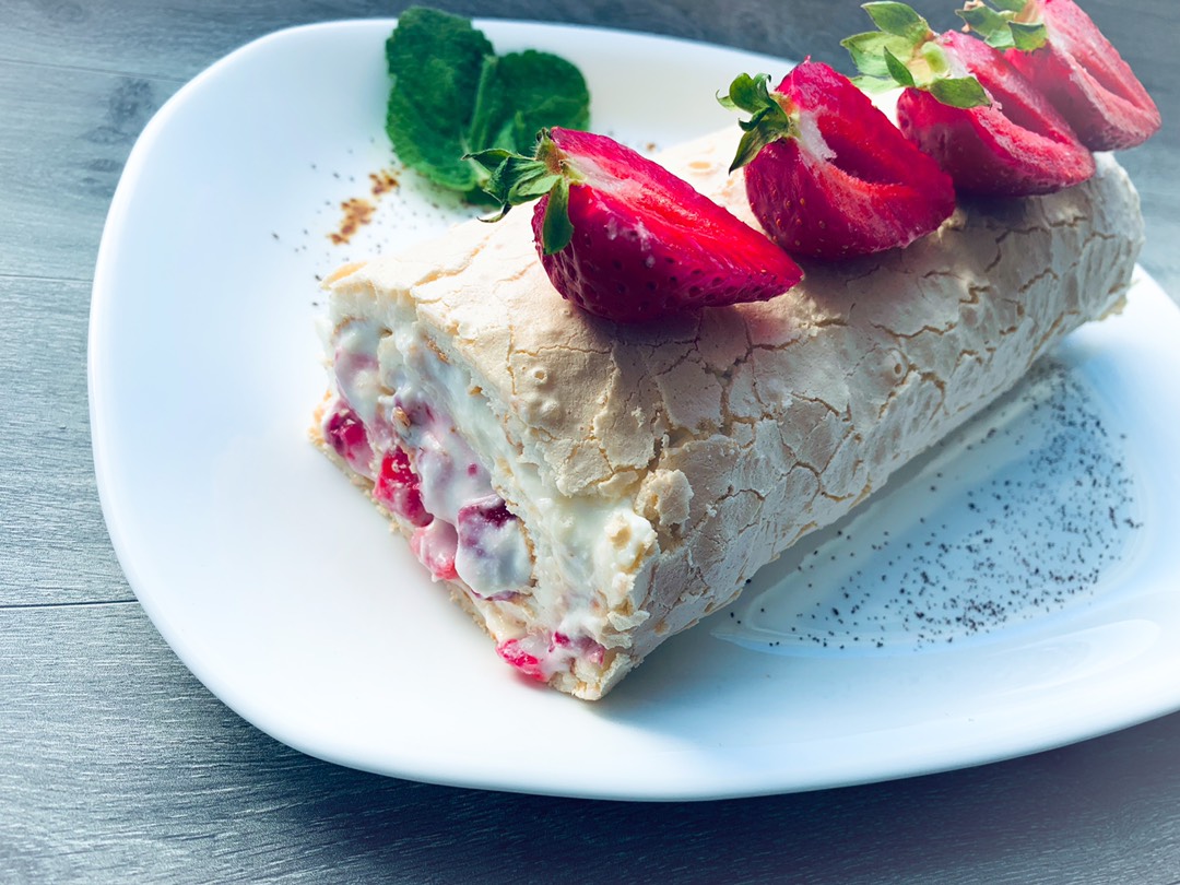 Меренговый рулет с клубникой