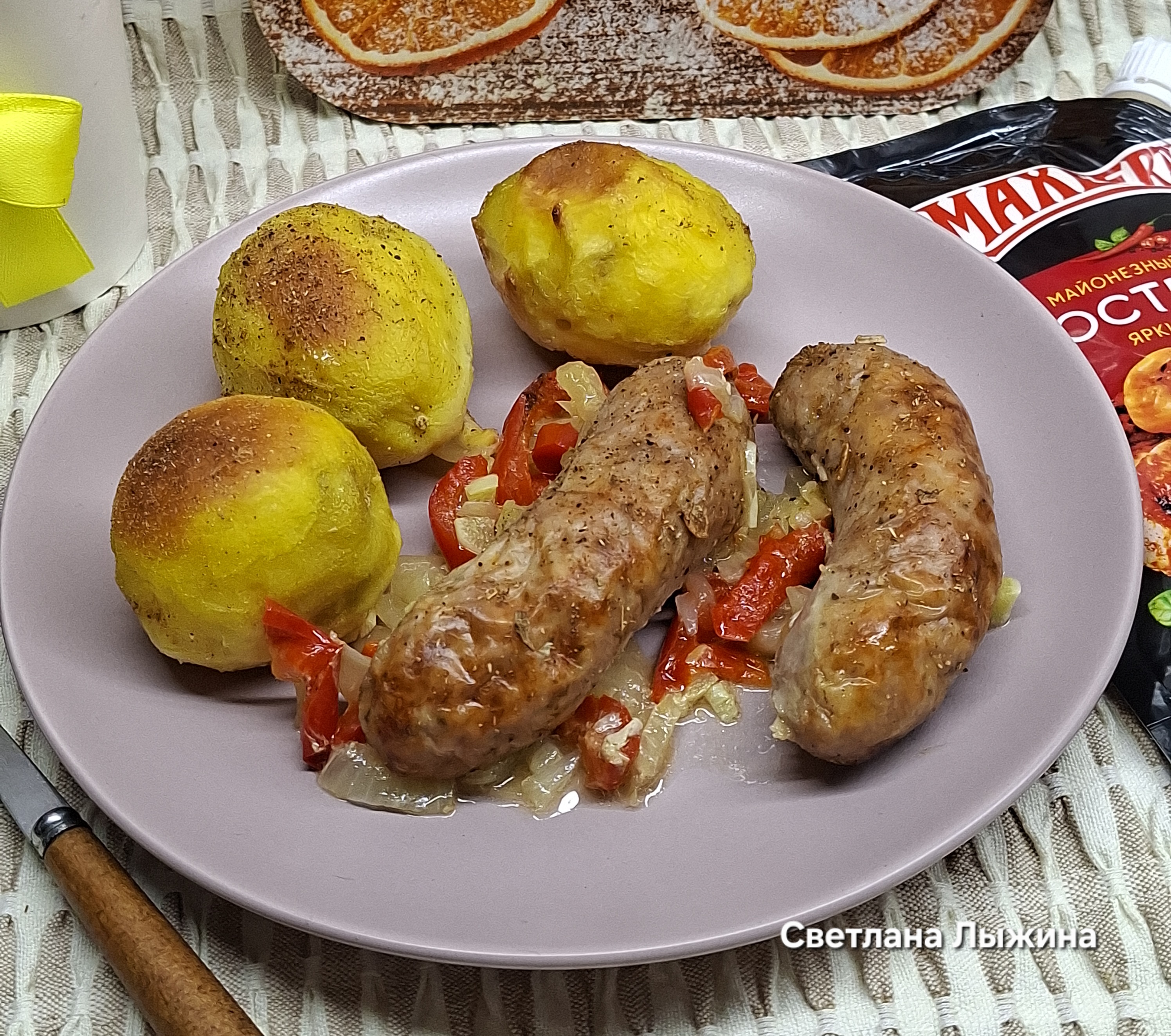 Мясные колбаски с картофелем в духовке