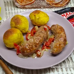 Мясные колбаски с картофелем в духовке