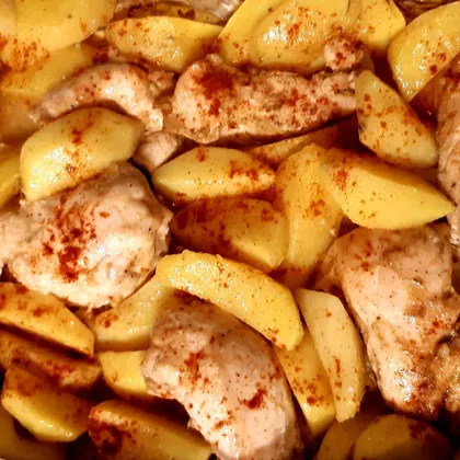 Картофель с курицей и чесноком в духовке