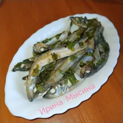 Тушёная мойва на луковой подушке