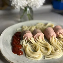 Макароны в сосисках😅