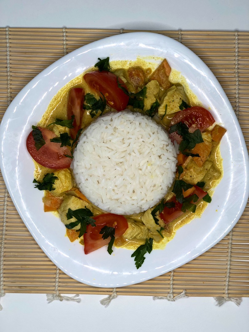 Рис с курицей и соусом карри