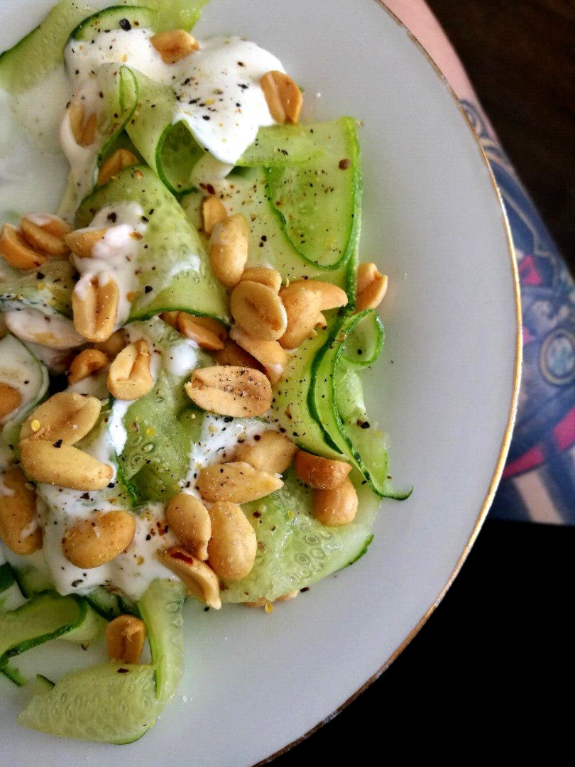 Карпаччо из огурцов с арахисом