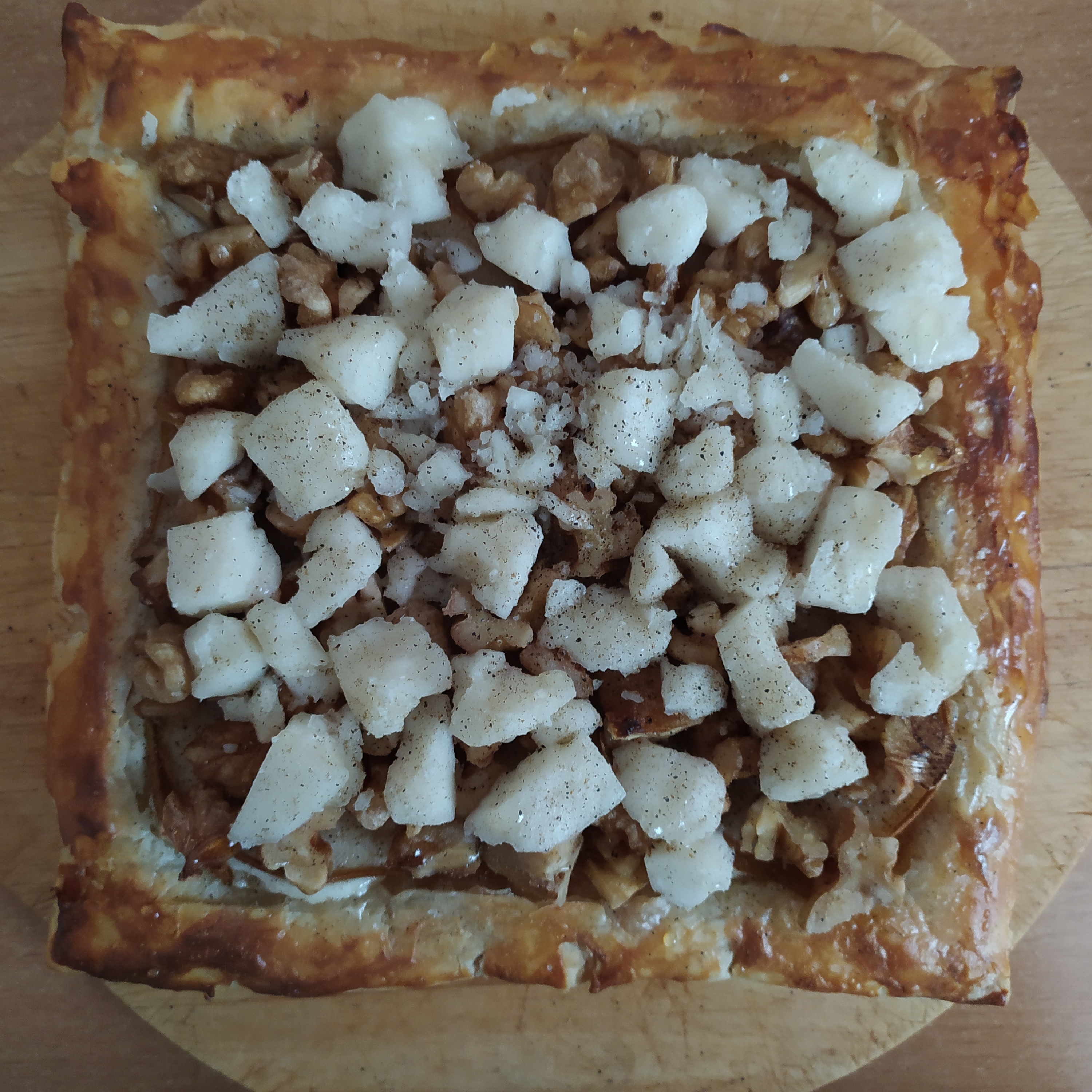 Пирог с грушей, грецкими орехами и фетой
