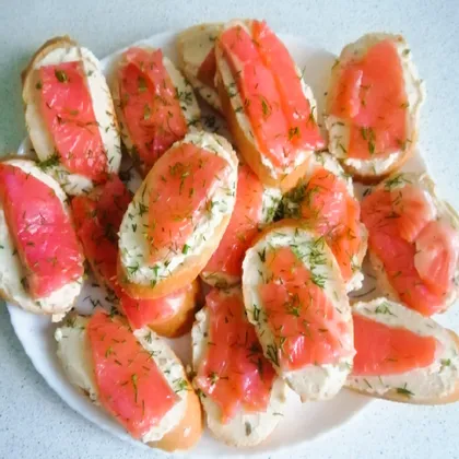 Новогодние бутерброды с красной рыбой