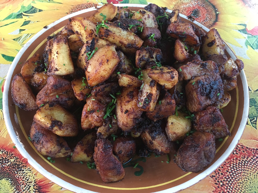 Жаренное мясо с картофелем в казане