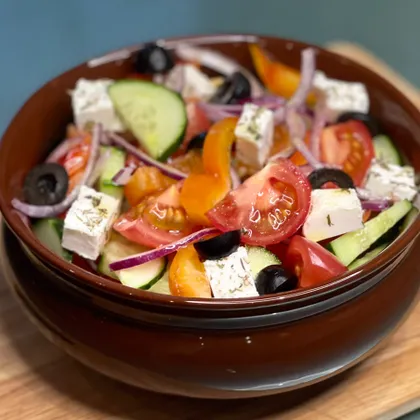 Овощной салат с брынзой и маслинами