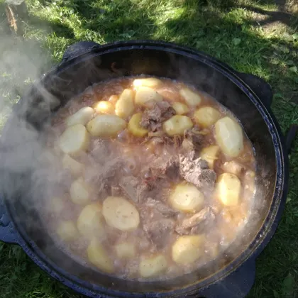 Тушёный картофель с мясным ассорти в казане