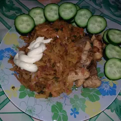 Тушёная капуста и грудка курицы