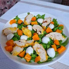 Салат с тыквой, курицей и моцареллой