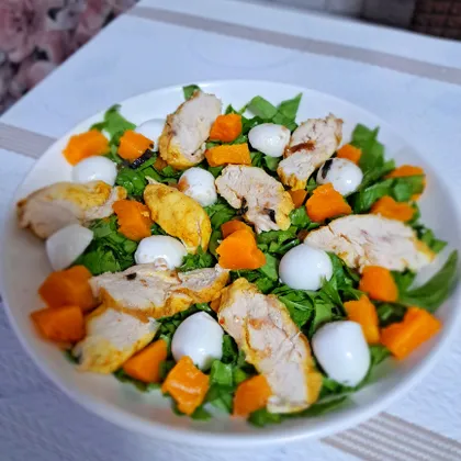 Салат с тыквой, курицей и моцареллой