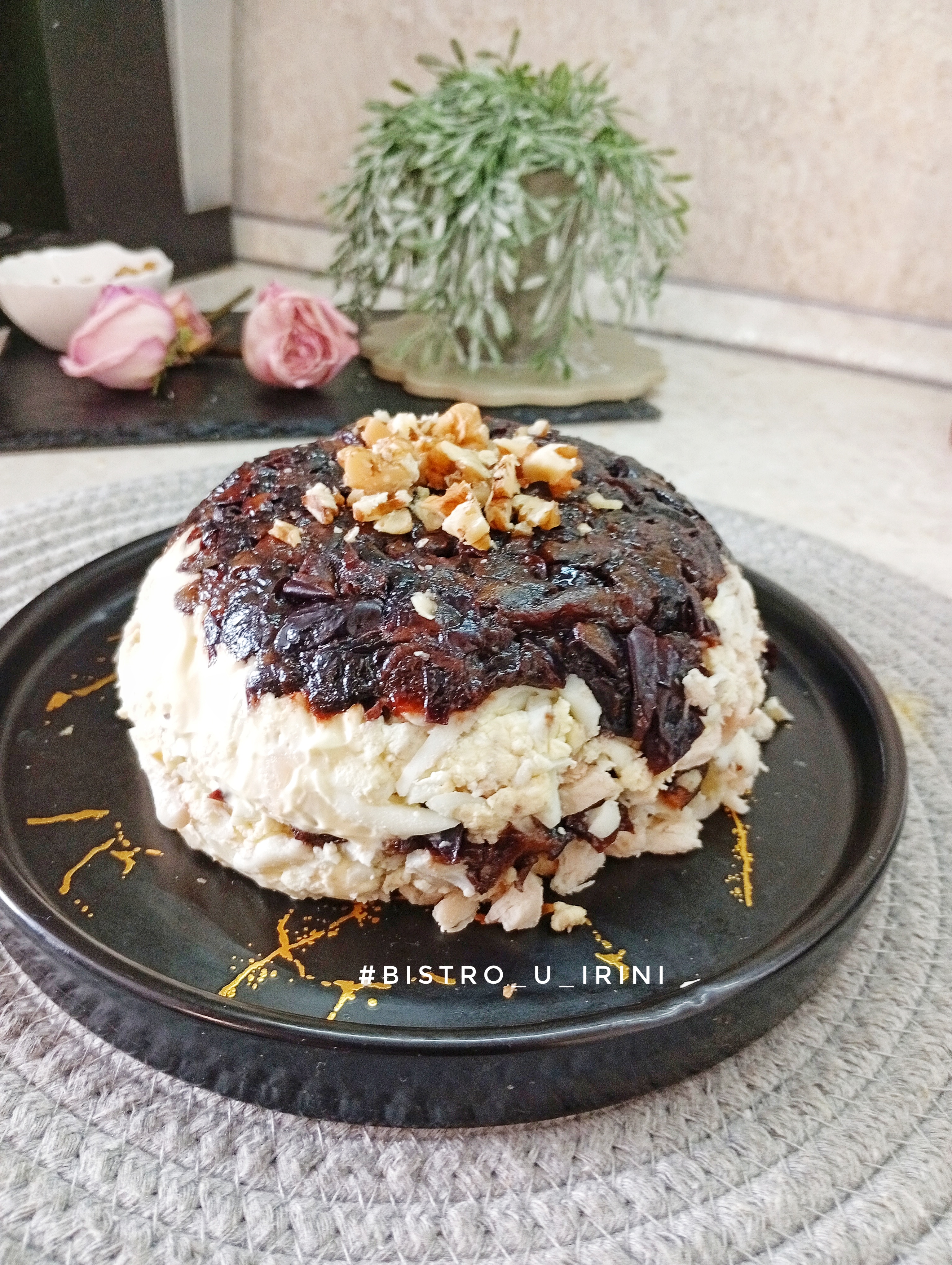 Слоёный салат с курицей и черносливом