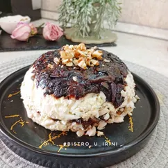 Слоёный салат с курицей и черносливом